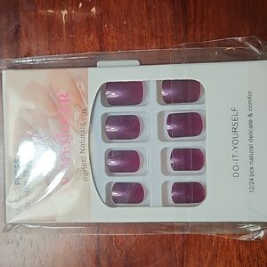 Maroon press on nails